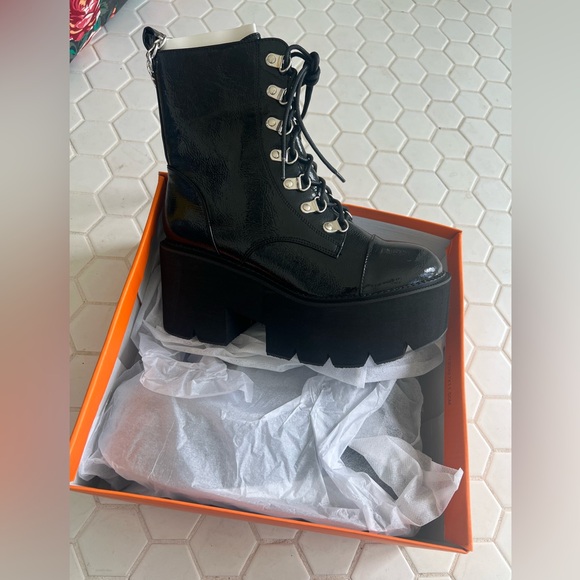 Size 7 New in box combat boots - Picture 1 of 1